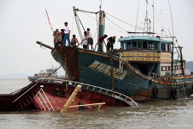 福建籍渔船在台湾海峡被撞沉没12人失踪，海事局称疑被外籍商船碰撞，还有哪些信息值得关注渔船沉没8人失联历史上有哪些丧心病狂的案件