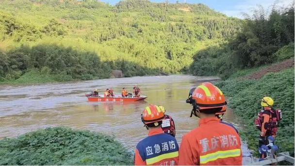 重庆：男子落水险被冲走，消防队员追行300米成功营救, 你怎么看重庆女子被洪水冲走视频重庆女子被洪水冲走